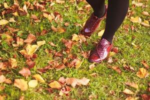 meisje in een schoen wandelingen in de herfst park foto