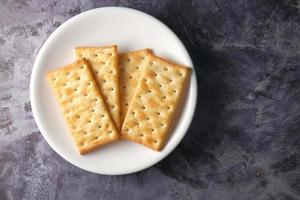 crackers op een witte plaat foto
