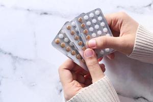 vrouw handen met anticonceptie foto