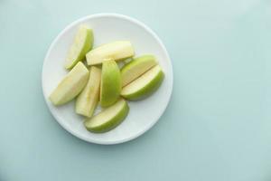 groene appelschijfjes op blauwe achtergrond foto