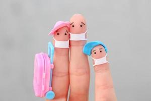 vingers kunst van gelukkig familie met gezicht masker. Mens en vrouw gaan Aan vakantie. foto