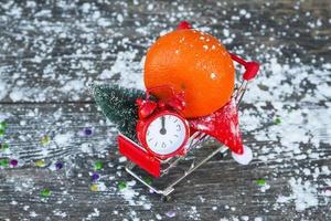 boodschappen doen kar met Kerstmis decoraties Aan de achtergrond van sneeuw. foto