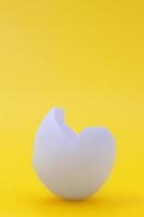 eierschaal Aan een geel achtergrond. gebroken gebarsten ei. Pasen, geboorte. kopiëren ruimte foto