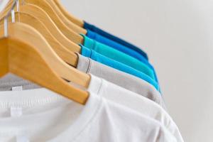 close-up van t-shirts op hangers, kleding achtergrond foto