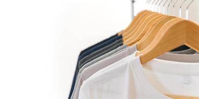 close-up van t-shirts op hangers, kleding achtergrond foto