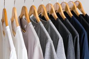 close-up van t-shirts op hangers, kleding achtergrond foto