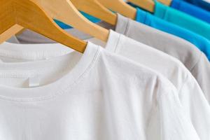 close-up van t-shirts op hangers, kleding achtergrond foto