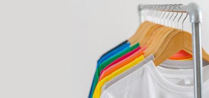 close-up van t-shirts op hangers, kleding achtergrond foto