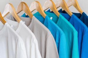 close-up van t-shirts op hangers, kleding achtergrond