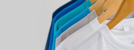 close-up van t-shirts op hangers, kleding achtergrond foto