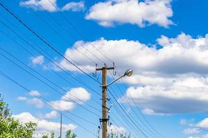 macht elektrische paal met lijndraad op gekleurde achtergrond close-up foto