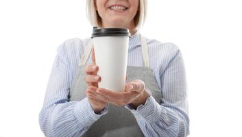 deeltijd baan koffie breken kom tot rust vrije tijd pauze concept. vriendelijk aangenaam vrouw barista geven groot latte geïsoleerd Aan grijs achtergrond kopie-ruimte foto