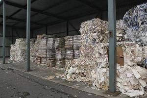 afval papier compact structuur stapel voor recycling Aan sorteren fabriek. technologie van hergebruik materialen. stack van versnipperd papier. opslaan de planeet ecologie concept. industrie van verminderd verontreiniging fabriek. detailopname foto