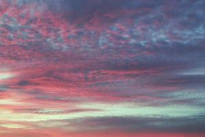 kleurrijk bewolkt schemering mooi lucht stadsgezicht zonsondergang en ochtend- zonsopkomst. dramatisch avond nacht vroeg ochtend- visie. panoramisch natuur achtergrond concept. kopiëren ruimte voor tekst. wereld milieu dag foto
