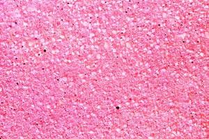 beton roze verdieping met veelkleurig marmeren en klein natuurlijk verpletterd stenen ingevoegd. steentjes getextureerde achtergrond. decoratief ruw oppervlakte graniet. grind muur materiaal. weinig rots backdrop foto