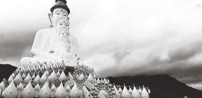 groot Boeddha vijf zijn majesteit standbeeld met wolk en berg Bij in zwart en wit of monochroom toon Bij wat pha sorn kaew. deze tempel is boeddhistisch klooster in khao kho, phetchabun, Thailand foto