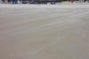 zandstorm Aan de strand, wind blazen de zand weg foto