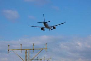 reclame vliegtuig Ingang naar een luchthaven, luchthaven Ingang tekens, luchthaven Ingang lichten foto