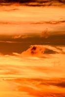 bewolkt oranje lucht foto
