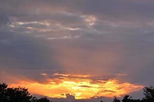 zonsondergang in de wolken foto