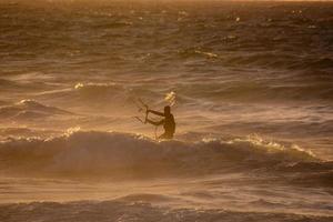 vlieger surfer Bij zonsondergang foto