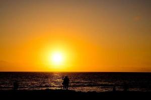 zonsondergang over de zee foto