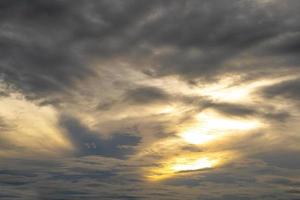 wolken en blauw zonnig lucht, wit wolken over- blauw lucht, antenne visie, natuur blauw lucht wit schoenplaat het weer. foto