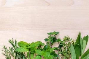 verse groene kruiden op een houten rustieke achtergrond foto