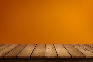 oranje muur en houten tafel