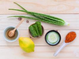 bovenaanzicht van natuurlijke gezichtsmaskeringrediënten foto