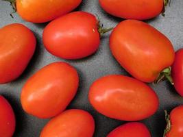 tomaten op een donkere achtergrond