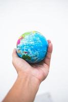 menselijke hand met een groene planeet, sparen het aardeconcept foto