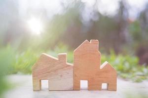 houten huismodel op het grond-, huisvestings- en onroerendgoedconcept foto