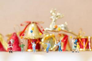 miniatuur gelukkige familie die kerstmis, kerstmis en gelukkig nieuwjaarconcept viert