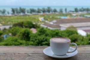 latte art met uitzicht op het strand in thailand