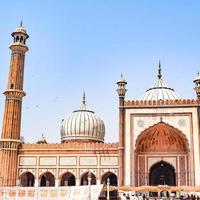 Delhi, Indië -april 15, 2022 - niet geïdentificeerd Indisch toeristen bezoekende jama masjid gedurende ramzan seizoen, in Delhi 6, Indië. jama masjid is de grootste en misschien de meest prachtig moskee in Indië foto