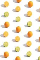 patroon met citrus gesneden sinaasappel en limoen geïsoleerd op wit. abstracte verticale zomer achtergrond foto