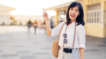 gelukkig jeugd Aziatisch vrouw persoon met camera reist straat stad reis Aan vrije tijd weekend. jong hipster meisje vrouw toerist bezienswaardigheden bekijken zomer stedelijk Bangkok bestemming levensstijl concept. foto