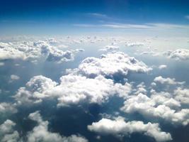 blauwe hemel met wolken achtergrond foto