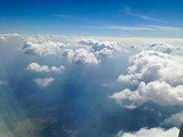 blauwe hemel met wolken achtergrond foto