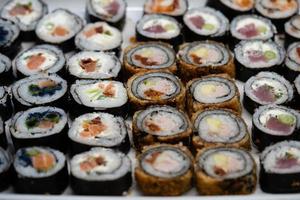 verschillend soorten van Azië zeevruchten sushi Aan een leisteen foto