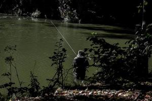visser met een visvangst hengel foto