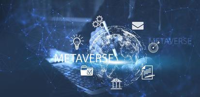 metaverse met bedrijfsconcept, man die computer gebruikt en virtuele wereldbol aanraakt met financiële pictogrammen toekomstige technologie, zakelijke doelen, online communicatie, grafiekschermpictogram van een mediascherm, big data foto