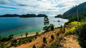 natuur landschap met strand en heuvels foto