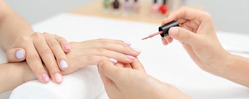 vrouw te ontvangen zorg onderhoud door professioneel schoonheidsspecialist manicure Bij spa centrum. nagel schoonheid salon gebruik nagel het dossier voor beglazing behandeling. manicure maken nagel klant naar mooi. lichaam zorg spa behandeling foto