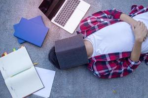 Aziatisch mannetje studenten waren teleurgesteld met de resultaten van de Ingang examen voor de Universiteit. droefheid en van streek foto