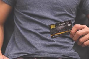 een man met een creditcard in zijn hand foto