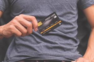 een man met een creditcard in zijn hand foto