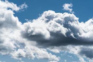 stapelwolken in een blauwe hemel foto