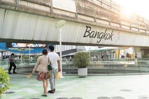 Bangkok Thailand feb 23 2023 lucht wandelen Bij Siam ontdekking en mbk met Bangkok stad van leven logo. Siam ontdekking en mbk is een beroemd boodschappen doen winkelcentrum Bij Bangkok. foto